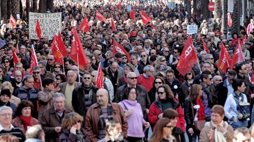 Miles de personas han recorrido hoy el centro de Valencia en una manifestación multitudinaria contra la reforma laboral.