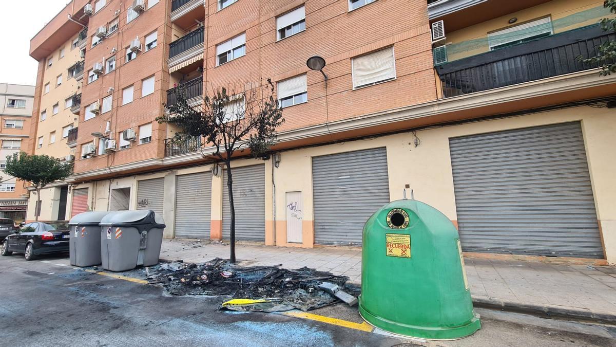 Quema de un contendor en Albal que ha afectado a una persiana de una vivienda.