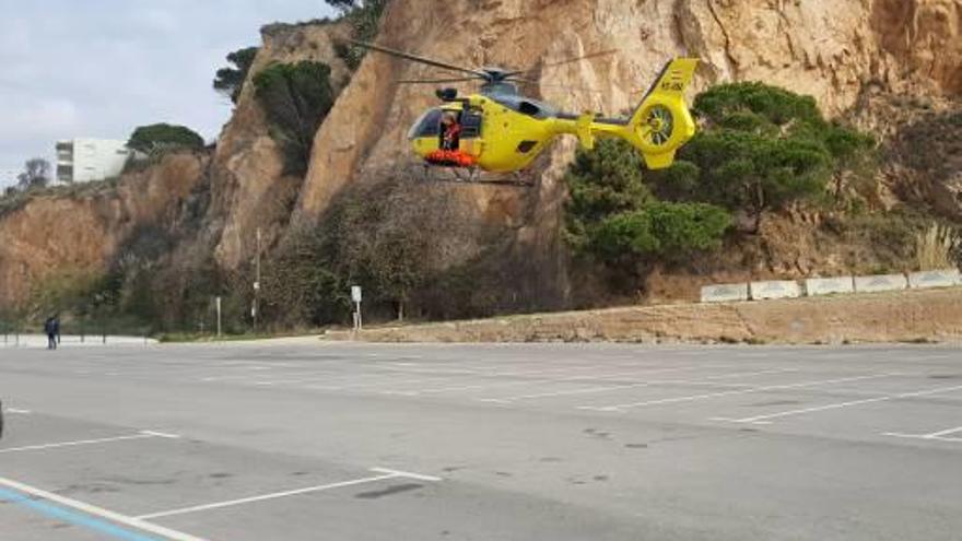 Moment en què l&#039;helicòpter de l&#039;equip del rescat dels bombers trasllada el cadàver de la jove, a l&#039;aparcament del moll.