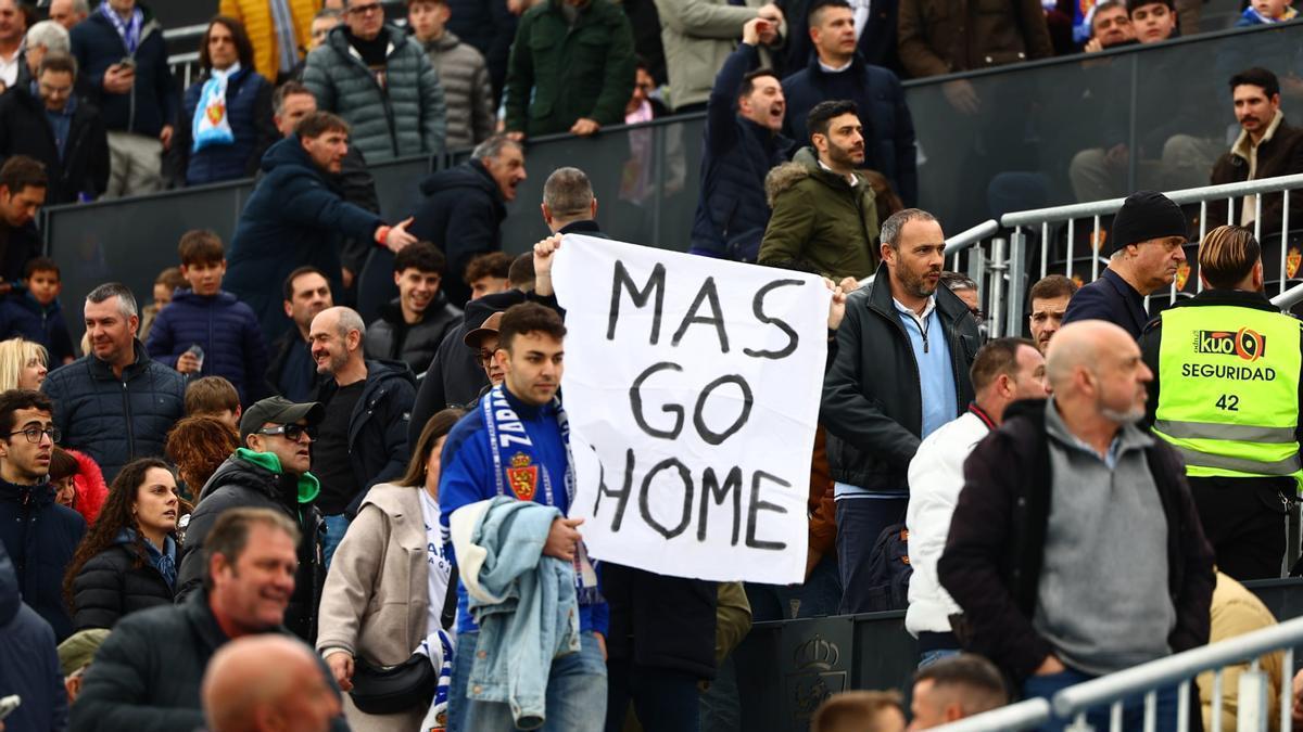 Vídeo | Los aficionados del Real Zaragoza abroncan a la directiva antes del partido contra el Burgos