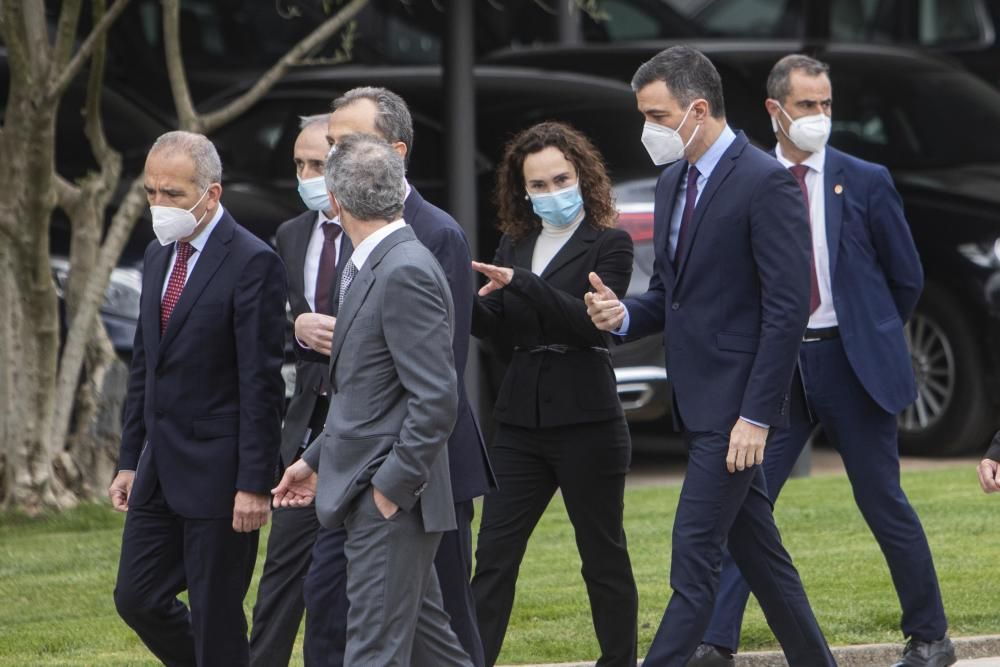 Pedro Sánchez visita la farmacèutica Hipra a Amer