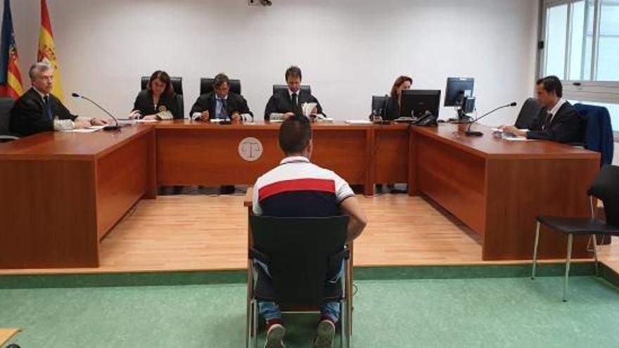 El acusado, de espaldas, ayer en el juicio celebrado en la Audiencia de Alicante.