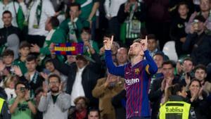 Messi celebra un gol en el Villamarín mientras el público le aplaude