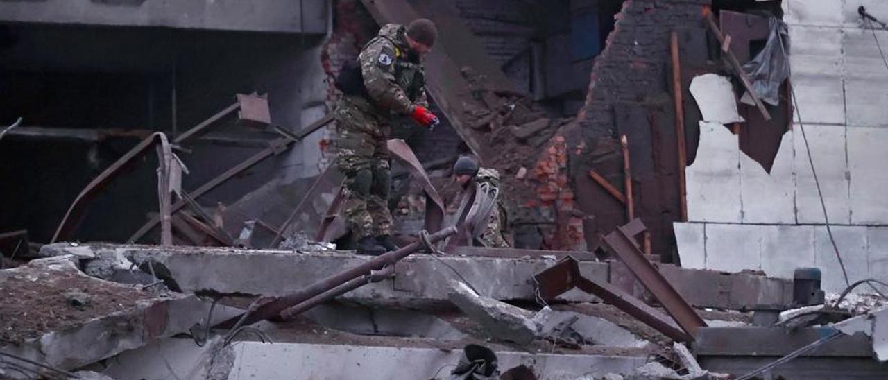 Imagen de archivo de una infraestructura destruida en Jarkóv por un bombardeo ruso en el noreste de Ucrania.