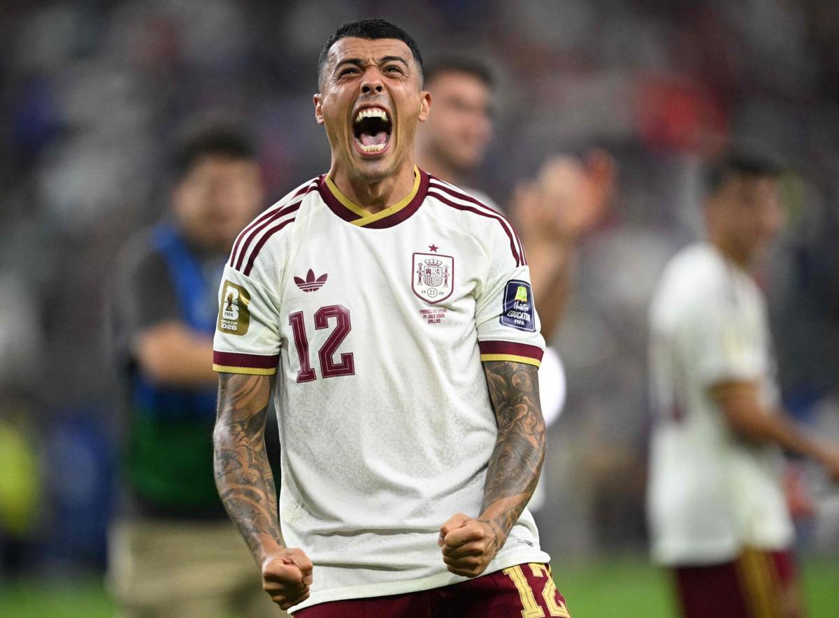 El lateral espanyol Pedro Porro celebra el segon gol en la semifinal davant França a Dallas.  | MAURO PIMENTEL / AFP