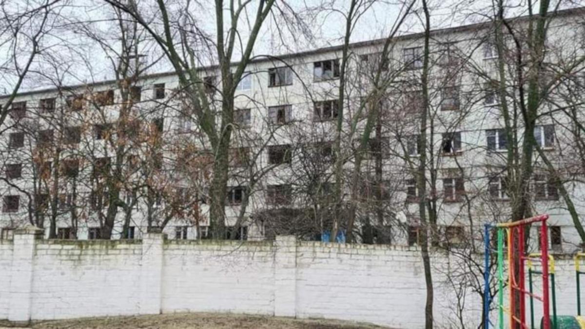 Un edifici bombardejat per les tropes russes a Sevrodonetsk, prop d&#039;un parc infantil