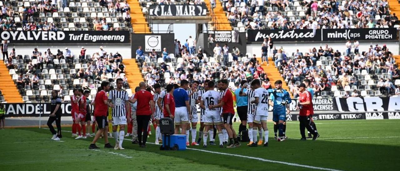 Los jugadores del Badajoz, durante un partido de esta temporada