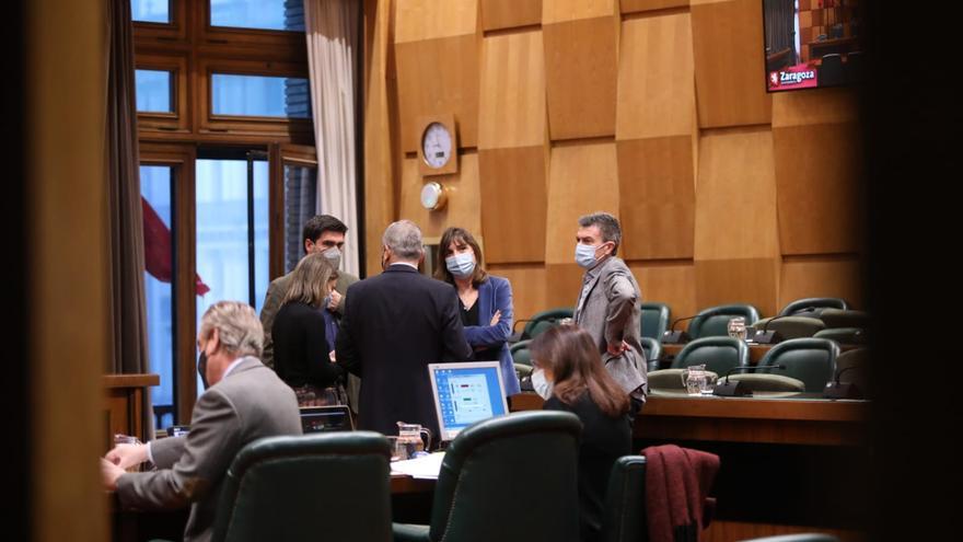 La bronca entre el PP y el PSOE en Aragón tensa el debate en Zaragoza