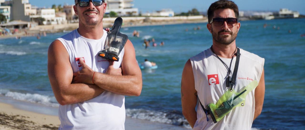 Germán Giraudon y Gonzalo Gastaldi supervisando la playa de Ciudad Jardín. |  ADRIÁN TOMÁS