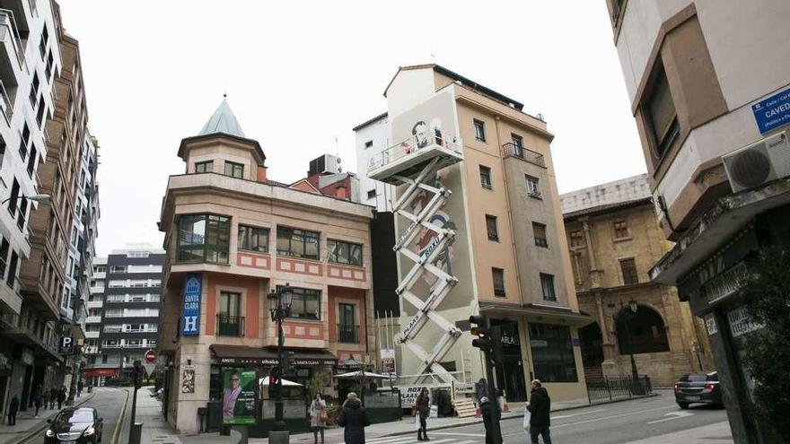 Últimos retoques al mural de la calle Santa Clara a primera hora de la tarde de ayer.