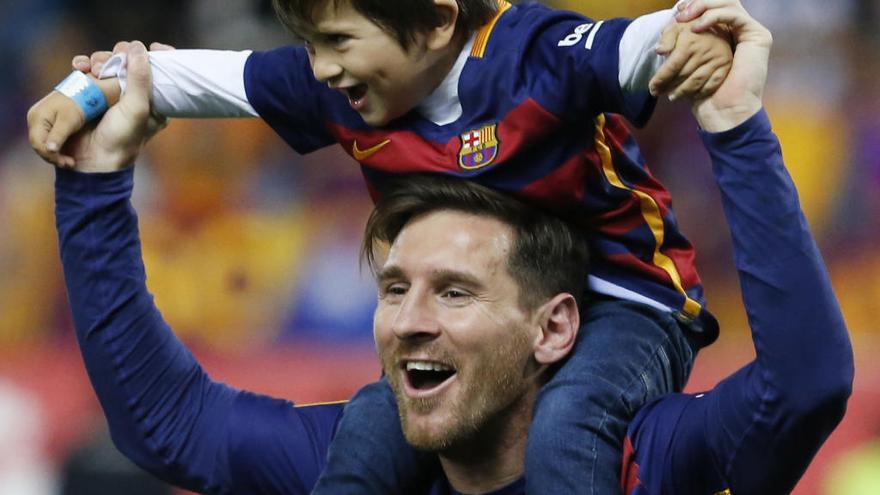 Una imagen de archivo de Messi con su hijo.