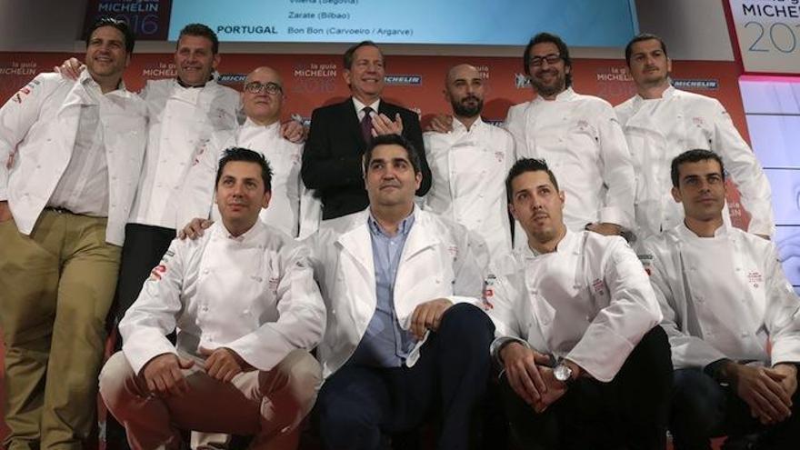 Los chefs que se estrenan con una estrella Michelin posaron tras la gala del miércoles.