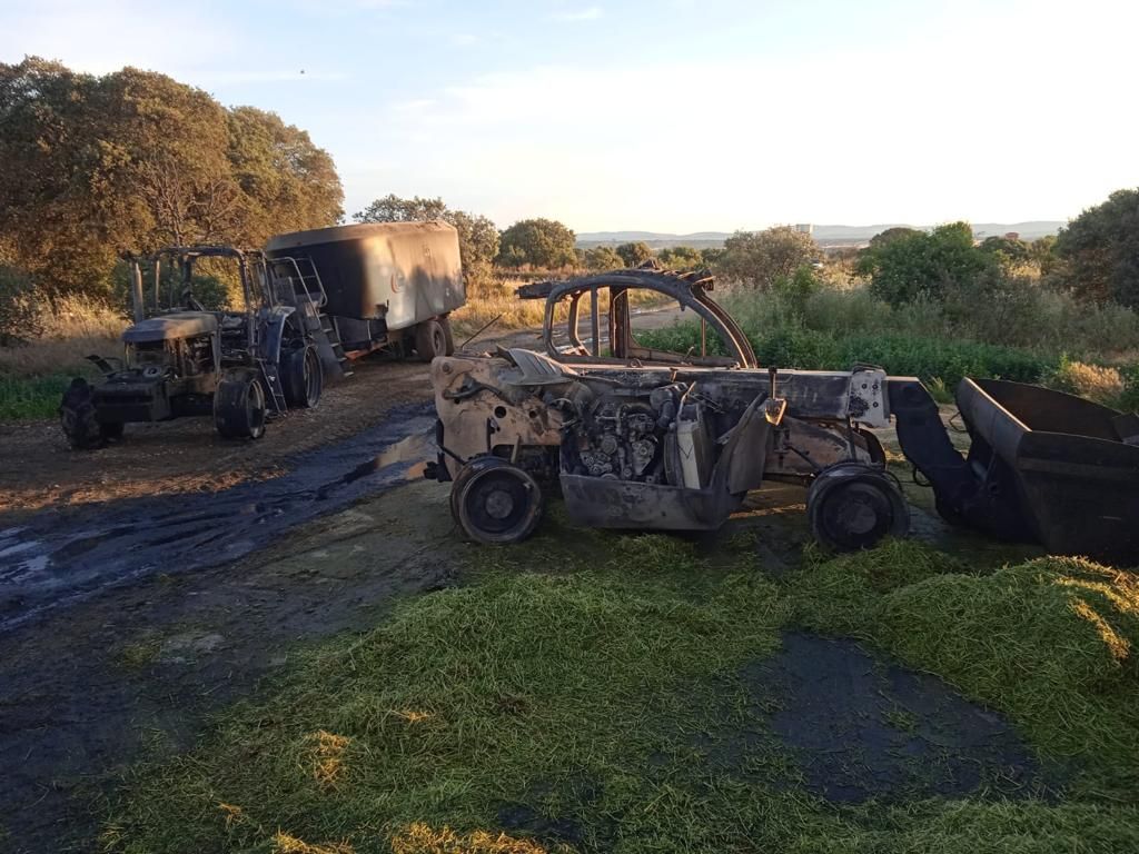 Un incendio devora una nave ganadera en Santibáñez de Tera con maquinaria agrícola en su interior.