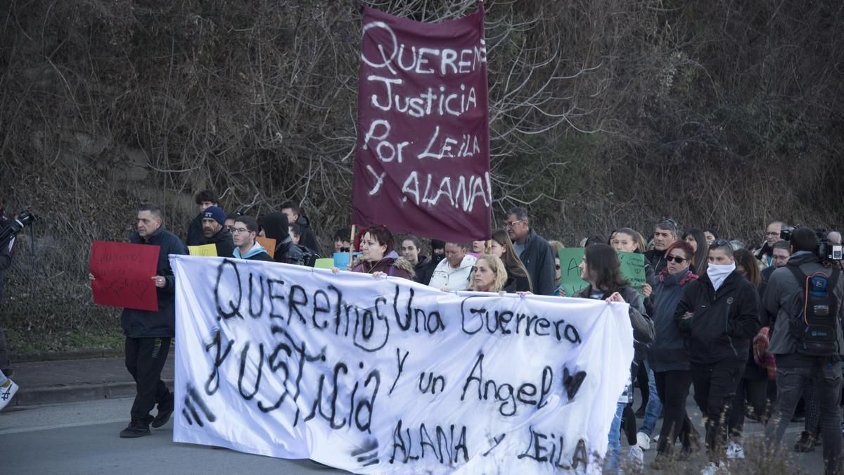 Protesta de alumnos y familiares de las gemelas de Sallent