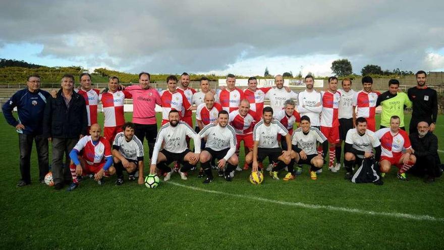 Foto de familia del encuentro amistoso entre el Soho y el Sabadell disputado en Burgáns. // Iñaki Abella