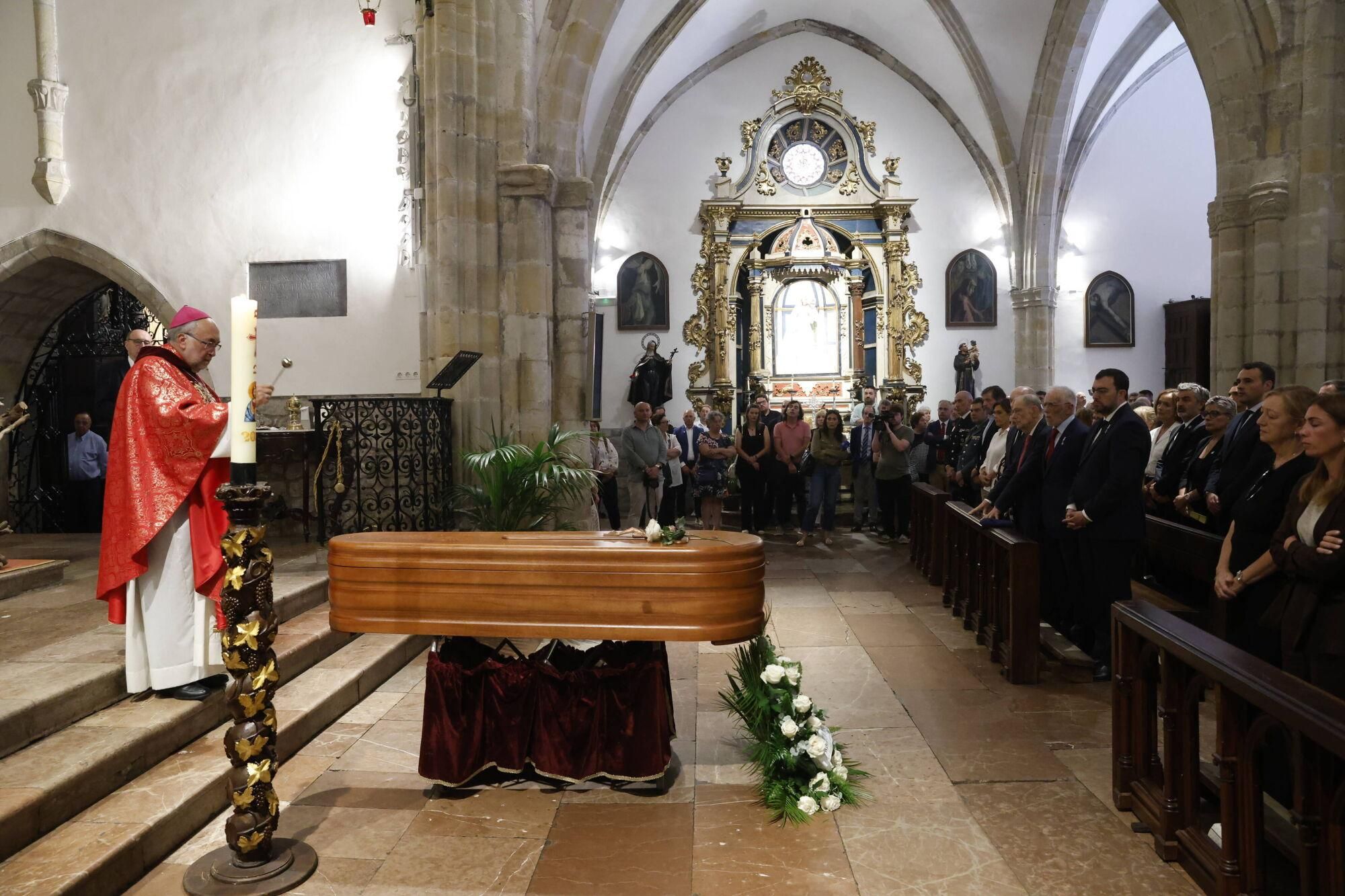 Las imágenes del funeral de Antonio Trevín en la basílica de Llanes.