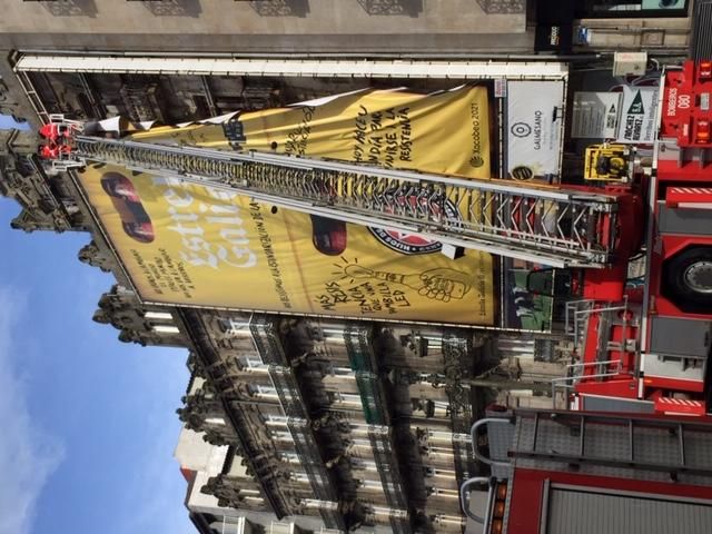 Retiran una lona publicitaria en Vigo ante los riesgos del temporal.