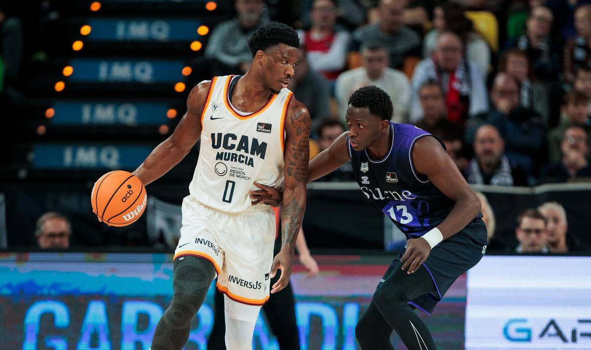 Devontae Cacok, pívot del UCAM Murcia, en el partido ante el Bilbao Basket.