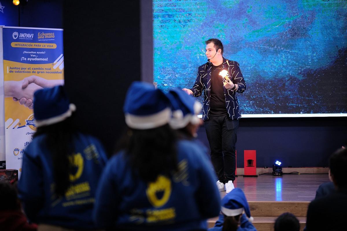 La fiesta de Inpavi Málaga también incluyó la actuación del mago Kero.