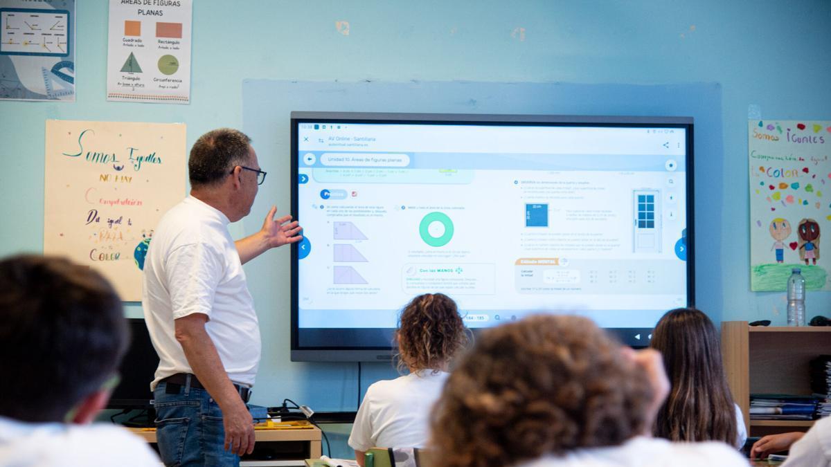 Un profesor da clase a sus alumnos en un colegio de Tenerife.