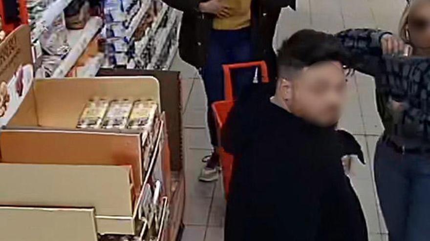 Varios integrantes de la banda sustraen artículos en un supermercado de Inca