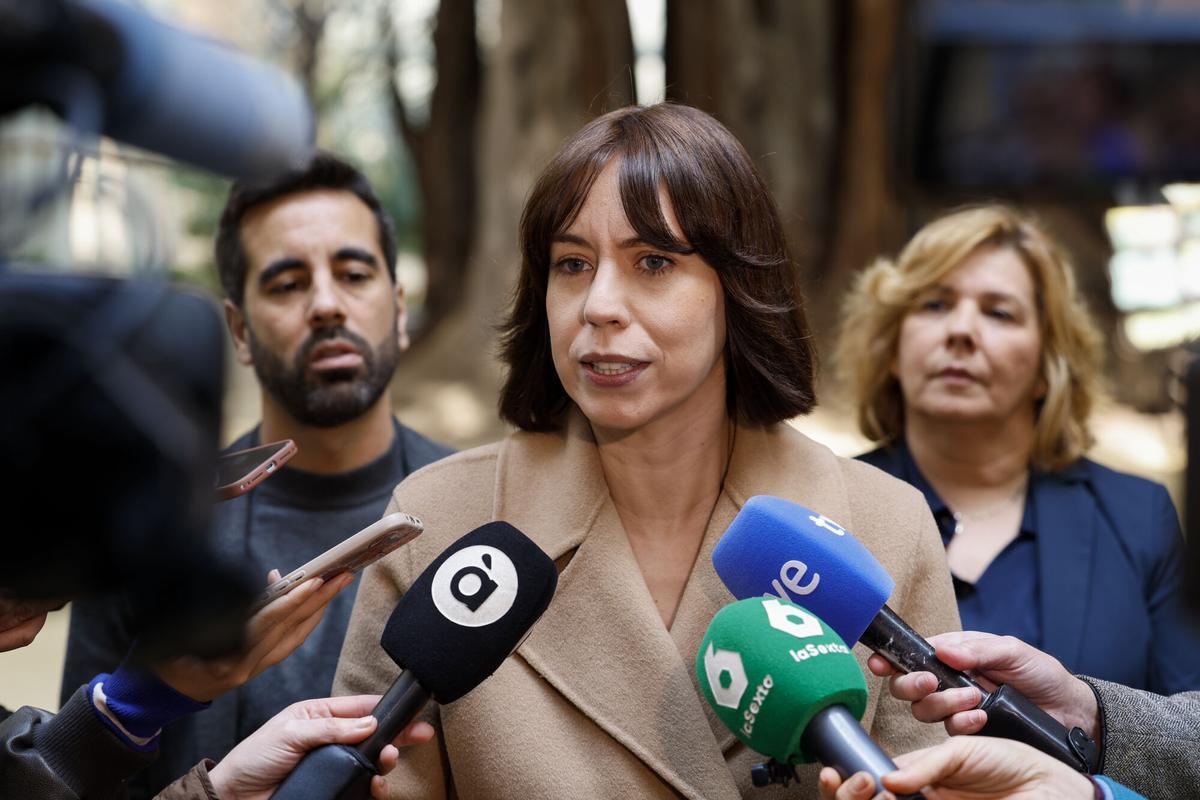 La secretaria general del PSPV, Diana Morant, atiende a los medios de comunicación en el ficus de las Corts, este miércoles.