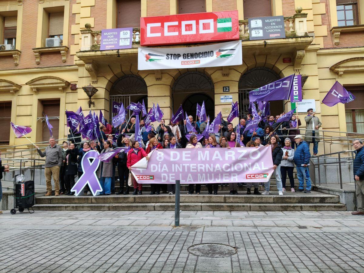 Concentración con motivo del 8M en la sede de CCOO Córdoba.