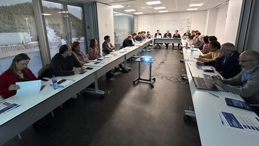 Asistentes a la reunión, este miércoles, en la Autoridad Portuaria de Avilés. | A. P.