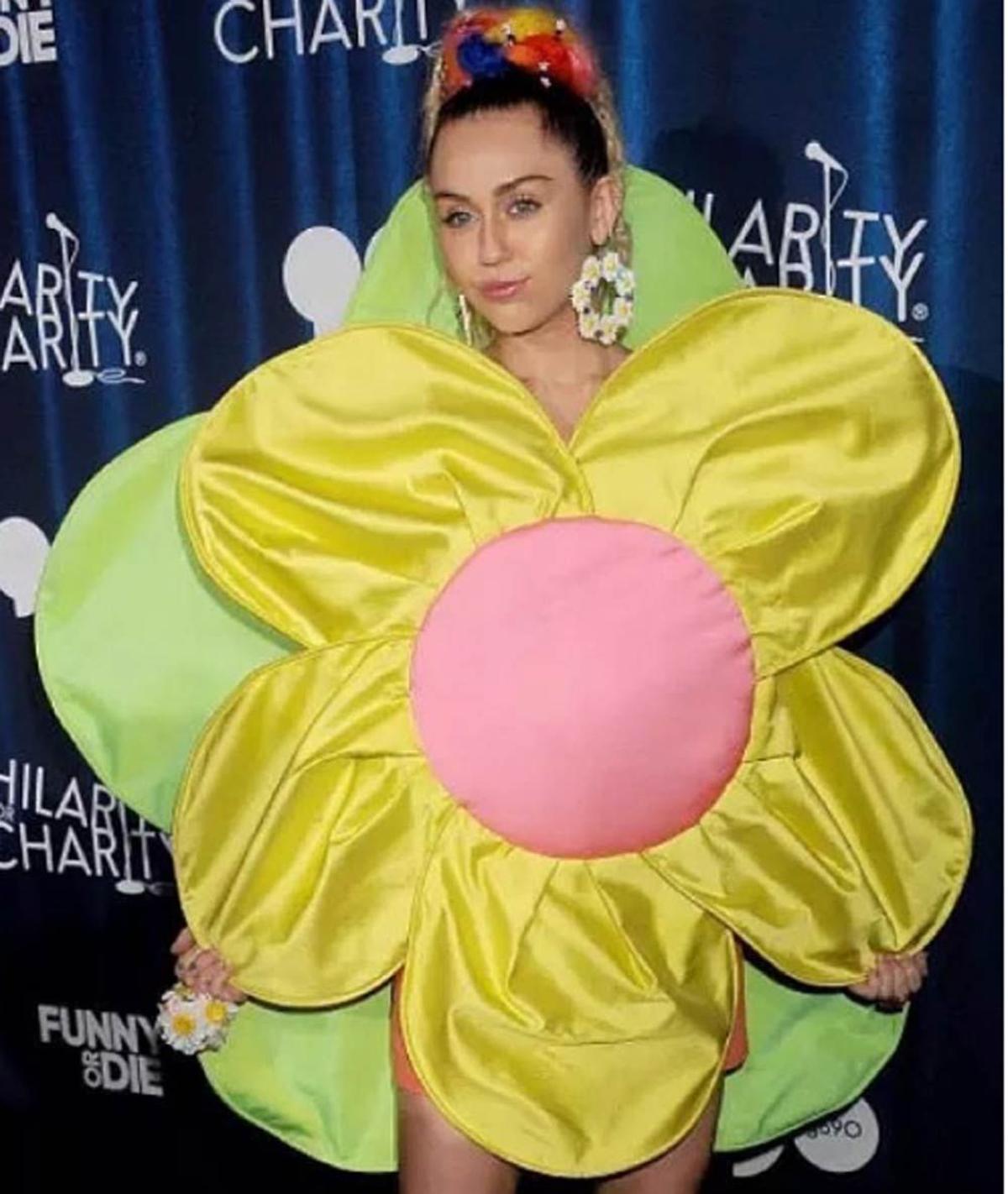 Miley Cyrus, con vestido con forma de flor de Ágatha Ruiz de la Prada