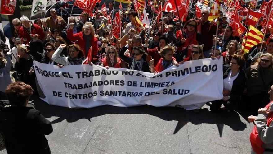 Los sindicatos reúnen a 500 personas en apoyo a la huelga de limpieza del Salud