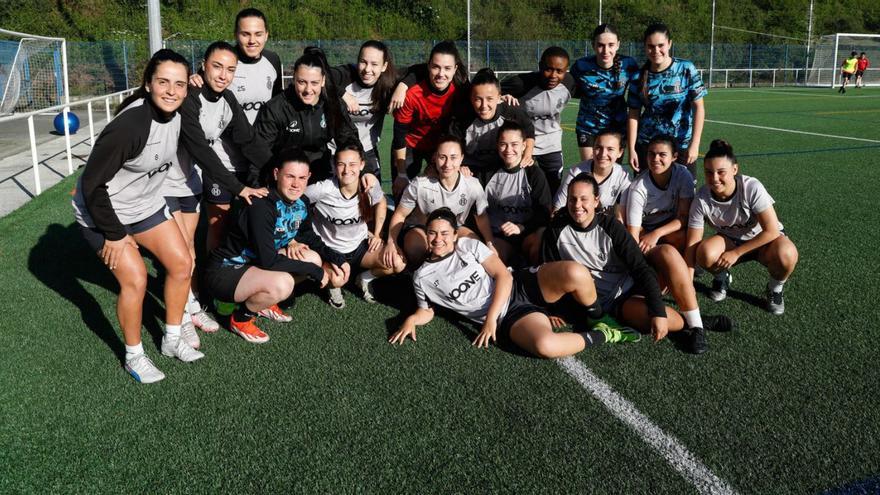 La plantilla del Avilés Femenino, durante un entrenamiento de esta semana. | MARA VILLAMUZA
