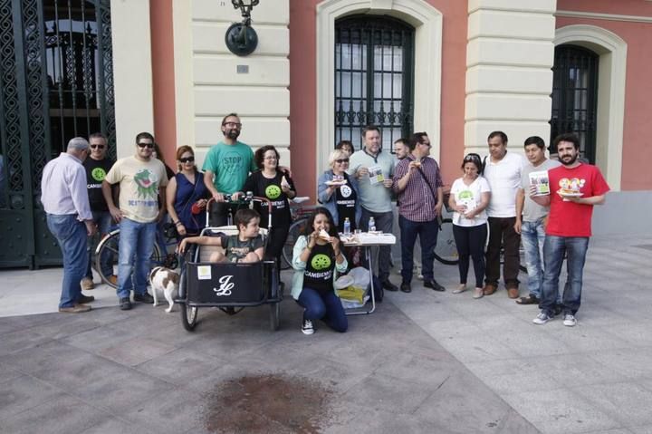 Cambiemos Murcia organiza una merienda de chorizos frente al Consistorio