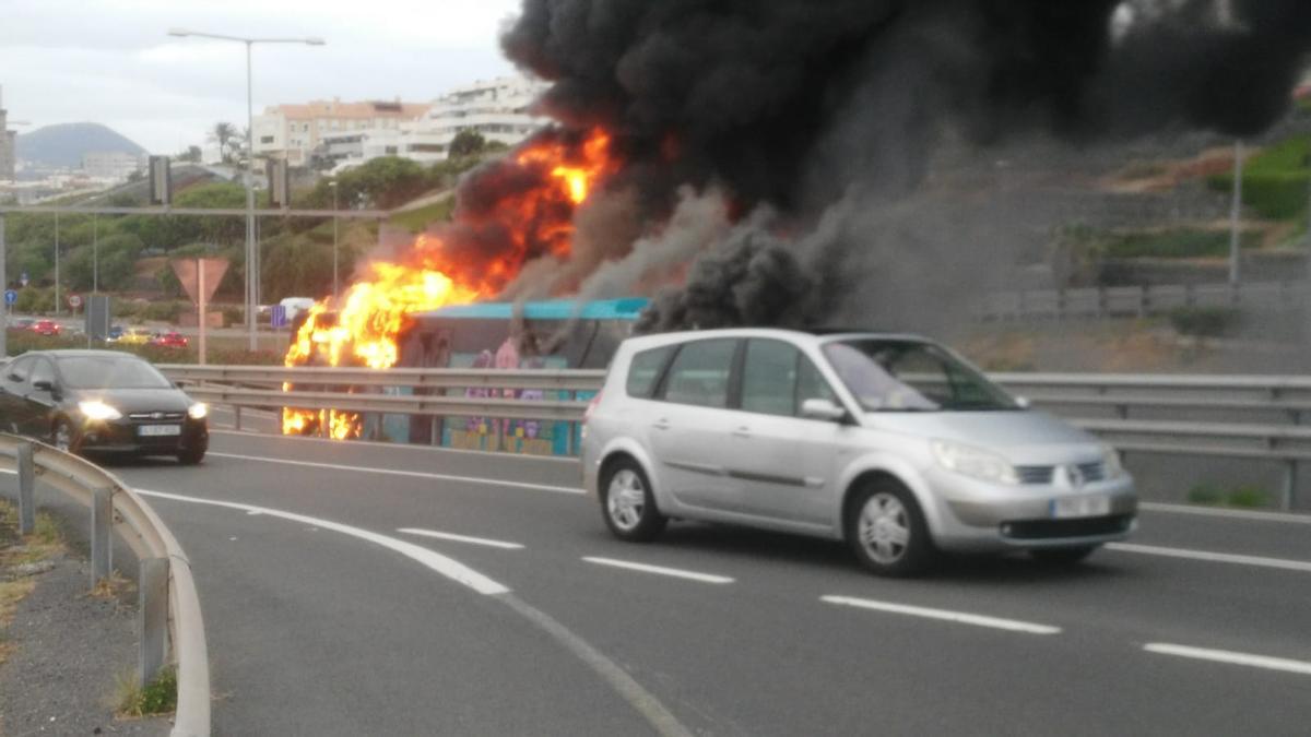 Una guagua de Global se incendia frente al Doctor Negrín