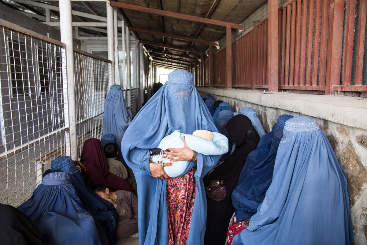 Varias mujeres afganas hacen cola delante de la maternidad de Médicos Sin Fronteras en el hospital Ahmed Sha Baba de Kabul.