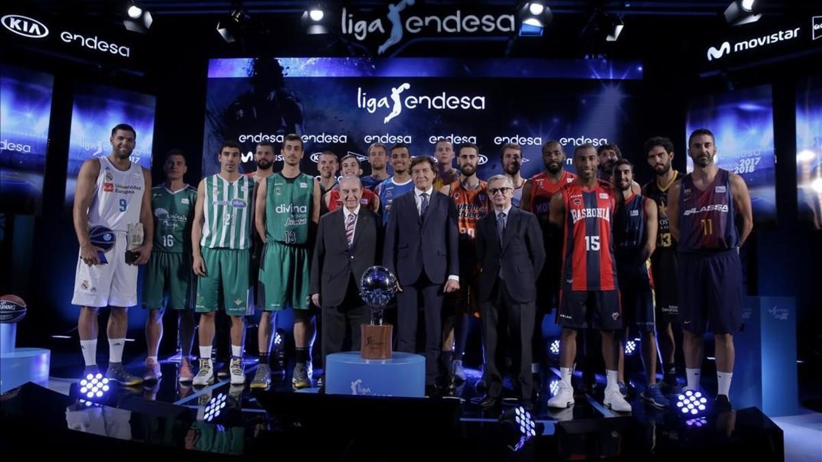 Los jugadores posan junto con Portela, presidente de honor de la ACB, José Ramón Lete, secretario de Estado, y Alberto Fernández, director de comunicación de Endesa