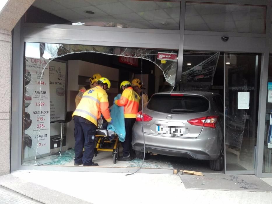 Un cotxe s'encasta contra una botiga a Berga