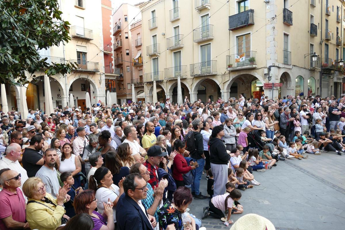 EN IMATGES | Les diferents generacions de la Colla Castellera de Figueres protagonitzen el pregó de Santa Creu