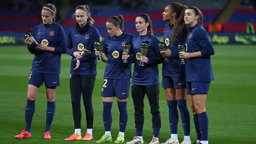 Aitana Bonmatí ofrece a la afición el premio The Best junto a las ganadoras del FIFA Women's XI