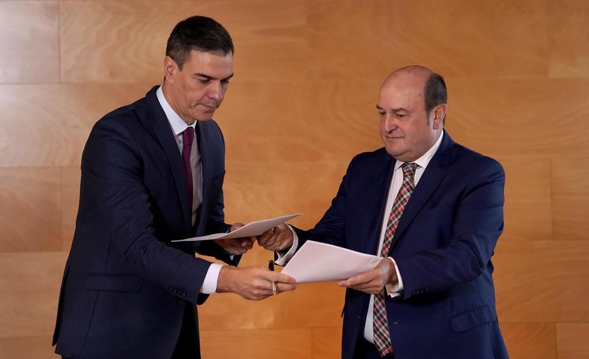 Pedro Sánchez (PSOE) y Andoni Ortuzar (PNV) firman el acuerdo para la investidura en el Congreso de los Diputados