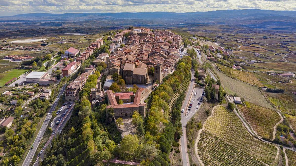 El pueblo medieval con muralla y más de 200 bodegas bajo sus calles ideal para recorrer a pie