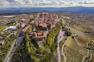 El pueblo medieval con muralla y más de 200 bodegas bajo sus calles ideal para recorrer a pie