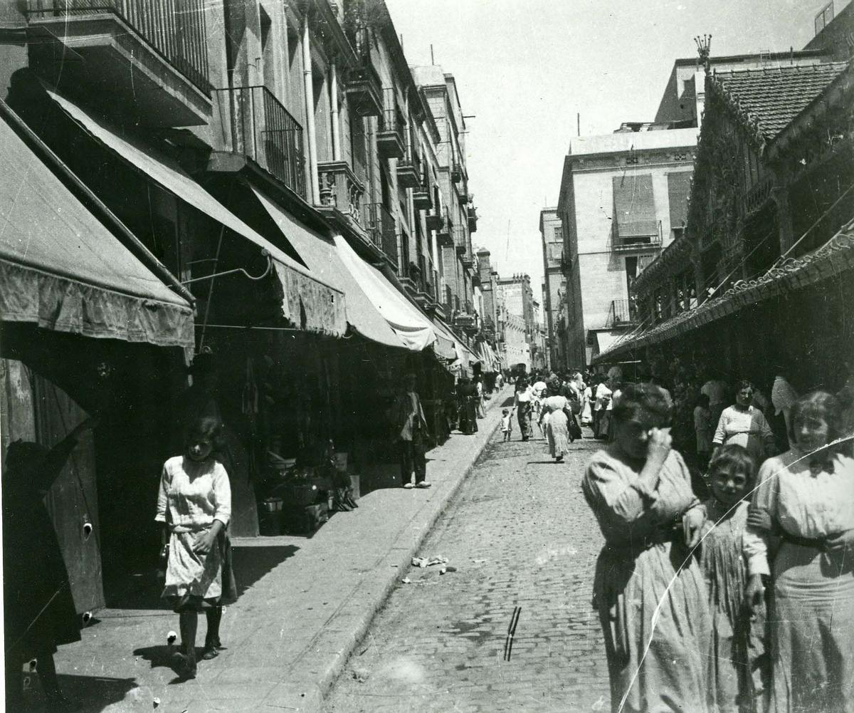 DISTRITOS GRACIA FOTO HISTORICA Mercat Llibertat: Carrer del Cigne a la plaça de la Llibertat. A la dreta el mercat. Sense datar però aproximadament de la primera dècada del segle XX. PUBLICADA EPC 12/02/2014 P 40