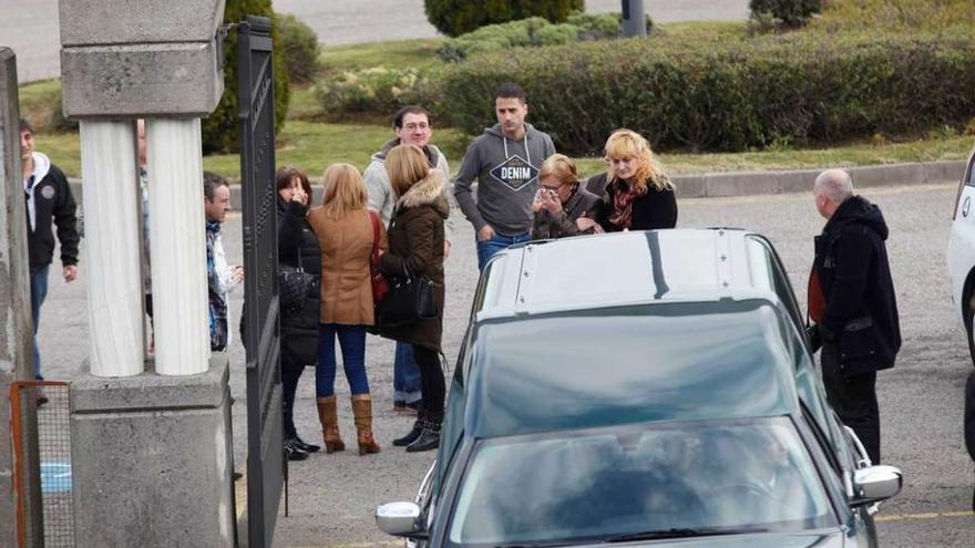 un entierro discreto en deva. Familiares y amigos de Silvia Hernández despidieron ayer a la víctima de violencia de género en un entierro que tuvo lugar en el cementerio municipal de Deva.