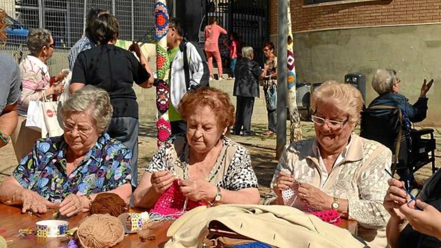 Veïns de Manresa decoren un pati amb ganxet i ara es preparen per fer mantes per enviar a Síria