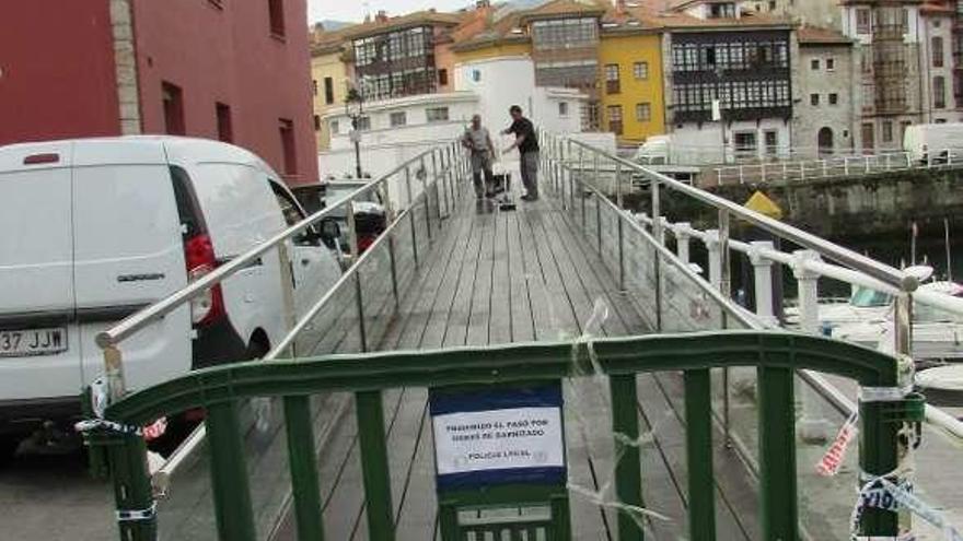 El acceso a la pasarela aún cortado, ayer.