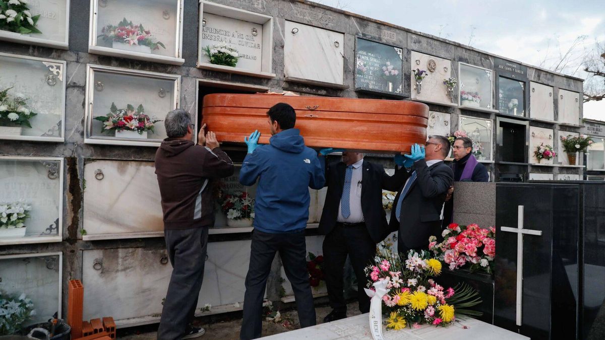 EN IMÁGENES: El segundo sepelio de la mujer desenterrada por su hijo