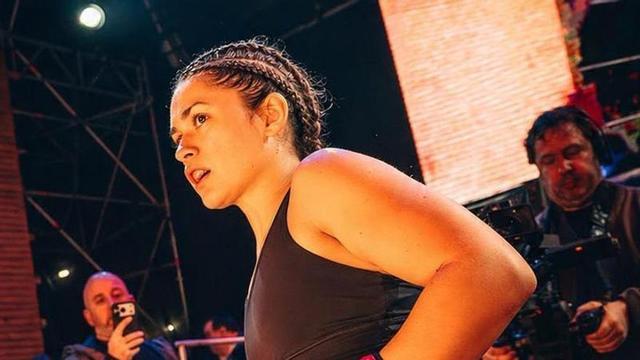 Naiara Cañete, en un combate de artes marciales mixtas.