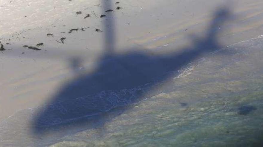 La sombra del &quot;Pesca 1&quot; sobre una de las playas de Pontevedra.