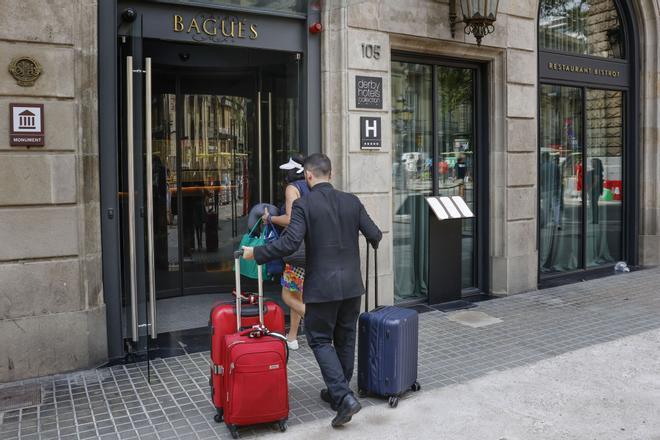 Las estancias hoteleras suben tímidamente en julio gracias a los extranjeros