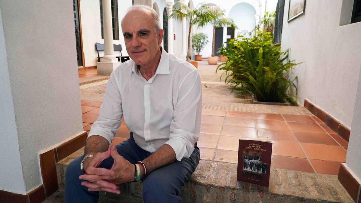 Andrés Camino, esta semana en la Agrupación de Cofradías, con su libro sobre el obispo de Málaga y santo.